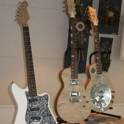HOS-Guitars toi näytille omia uniikkikappleitaan, kuten Erja Lyytiselle tehdyn lankkuresonaattorikitaran.  