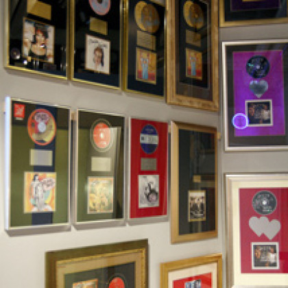 Kultalevy poikineen koristaa Asikaisen studion seinää   ©Pekka Nurmi