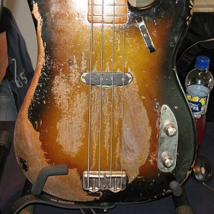 Monster Ampsin jäljennös Stingin Telecaster-bassosta on vaatinut yksityiskohtien tarkastelua ja pikkutarkkaa jyrsimistä. 