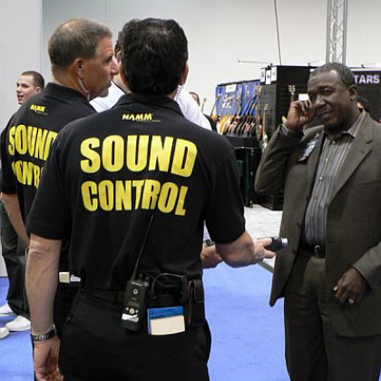 Soundipoliisit työssä @ NAMM / Riffi ©Jukka Oja